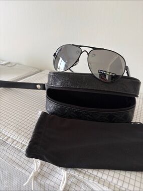 Oakley Feedback OO4079-34 polarized w/ micro bag and soft black zip case no box